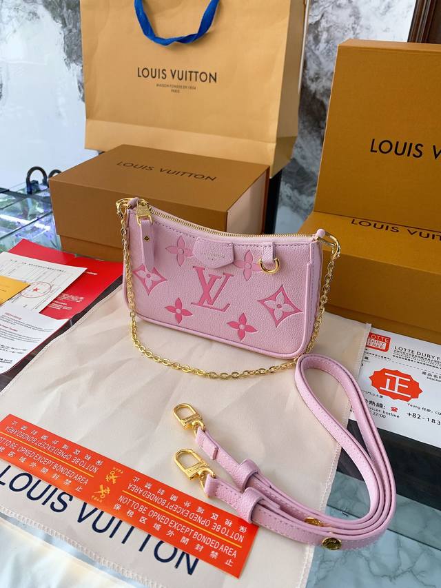 礼盒包装 Lv 新品 浮雕麻将包 This Is A超级无敌精致小巧卡哇伊伊的哇迷你浮雕小斜挎包 配有2条肩带 尺寸 21-4-12Cm