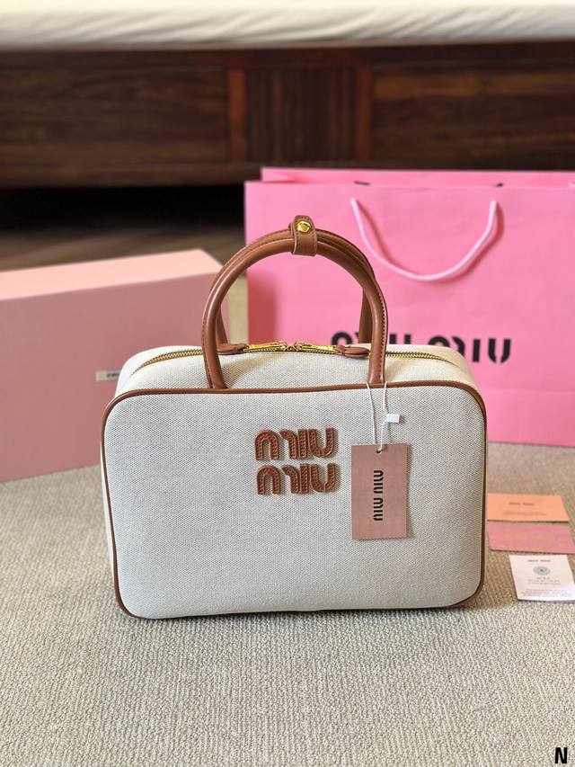 帆布 Miumiu限定款出勤包 简单又好看 Miumiu出勤包不但颜值高，而且超级实用，笔记本电脑 还有资料放进去是完全够用的，是一款真的很实用的一款包包。 #