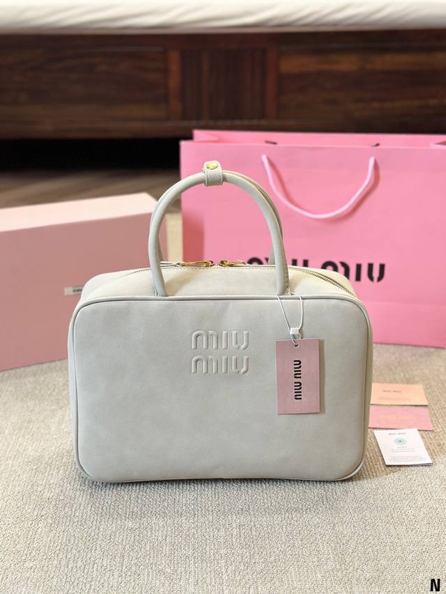 Miumiu限定款出勤包 简单又好看 Miumiu出勤包不但颜值高，而且超级实用，笔记本电脑 还有资料放进去是完全够用的，是一款真的很实用的一款包包。 #Miu