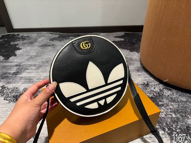 复古学院运动风 Gucci X Adidas联名系列该系列灵感源自于学院风的造型. 以复古配色和运动俱乐部制服风格呈现 该系列将经典gucci织带与adidas