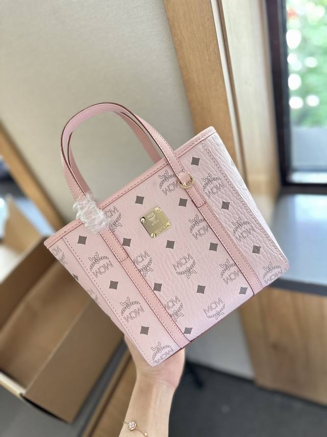 原单 全套包装保养卡 Size：20*19Cm 新款mcm 菜篮子 拼接设计，更具质感！ 新颜色！ 俏皮很百搭