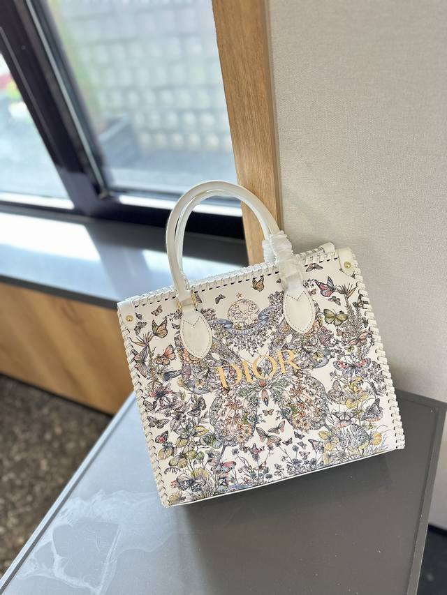 Dior 纯手工编织 原版面料 世界奢侈品顶级品牌世界奢侈品史，时尚界最杰出的时尚设计风格 专柜同步在售 最新设计超受亲们青睐，最最l爆大气百搭不挑人 女神都喜