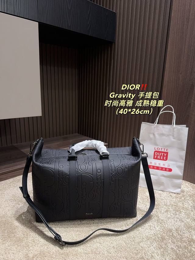 纯皮 尺寸40.26 迪奥 Gravity 手提包 稳重大气，时尚高雅 黑灰色的经典配色，彰显品牌的标志性风格！ 暗纹logo的点缀，展现品牌的时尚气息与独特魅