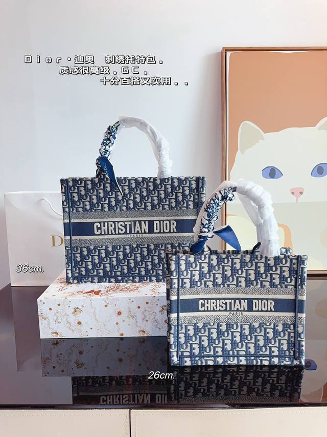 配礼盒. 迪奥 托特包 系列. 这款 Dior Book Tote 手袋由 Dior女装创意总监玛 丽亚 嘉茜娅蔻丽 Maria Grazia Chiuri 设