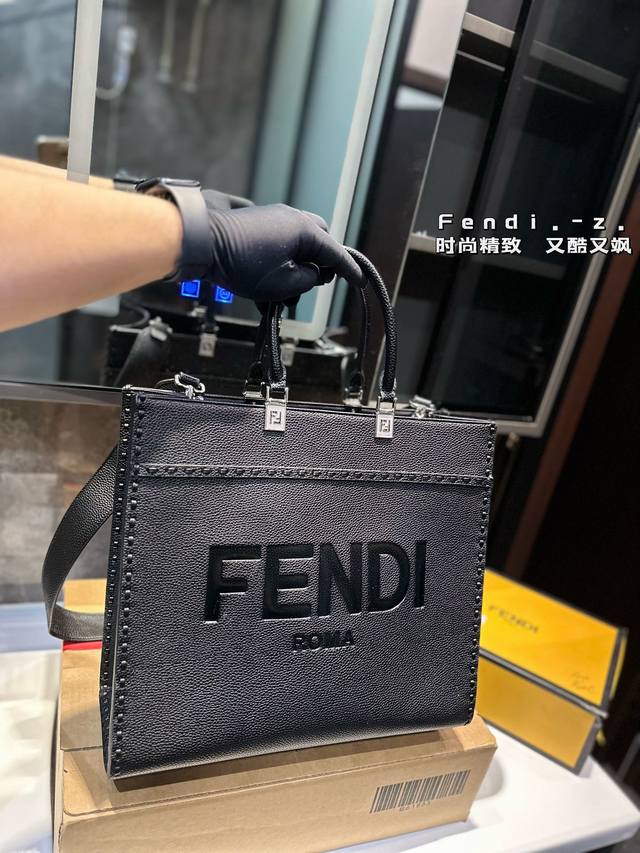 F家 Fendi Peekabo 购物袋 经典的tote造型！托特包尺寸：35 30Cm