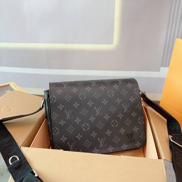 折叠礼盒飞机盒 Louisvuitton 路易威登 District 翻盖邮差包男士斜挎包 采用精湛镶嵌细工，实物拍摄 原厂原版面料 配送防尘袋 25 X 20