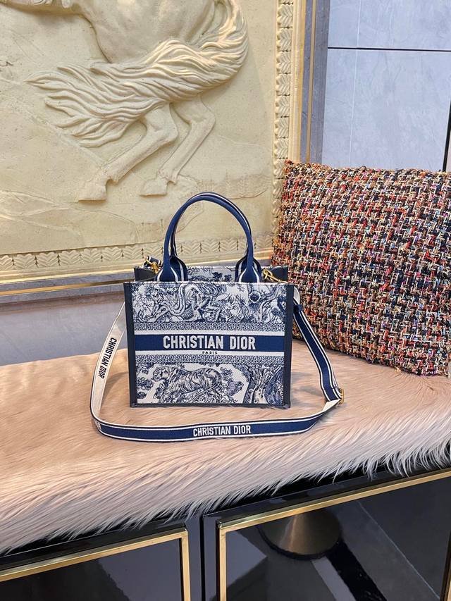 刺绣 折叠礼盒 Dior Book Tote 24新版 茹伊印花动物园款它来喽！ 不得不说，D家确实好会玩啊 可以背的托特！简直不要太棒 在最最最经典的托特上又