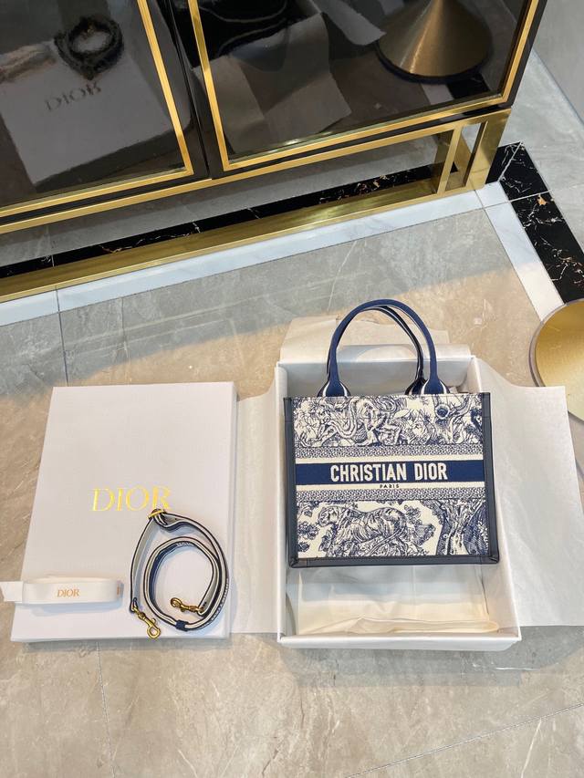 刺绣 折叠礼盒 Dior Book Tote 24新版 茹伊印花动物园款它来喽！ 不得不说，D家确实好会玩啊 可以背的托特！简直不要太棒 在最最最经典的托特上又