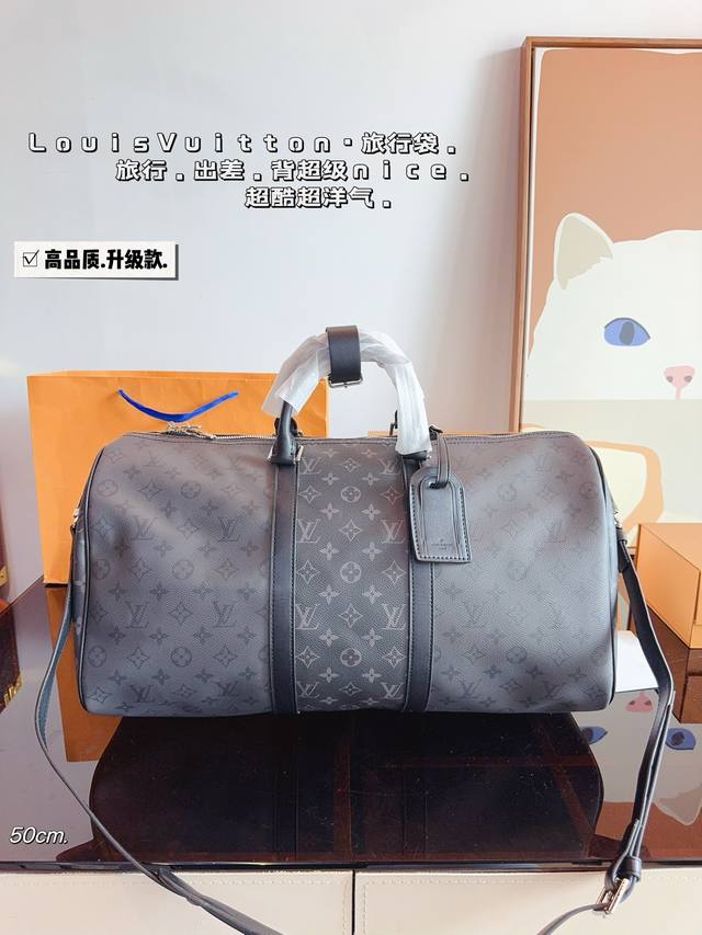 Lv 路易威登联名款keepall 斜跨包旅行包 一只帅气能装的旅行袋 时尚爆发款火热来袭 经典设计大气可观男女通用款 包包采用原版皮质 超级厚实 耐磨 耐用原