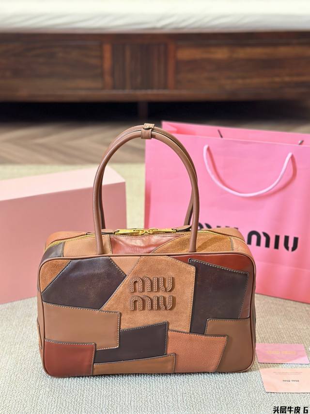 头层牛皮 Miumiu限定款出勤包 简单又好看 Miumiu出勤包不但颜值高，而且超级实用，笔记本电脑 还有资料放进去是完全够用的，是一款真的很实用的一款包包。