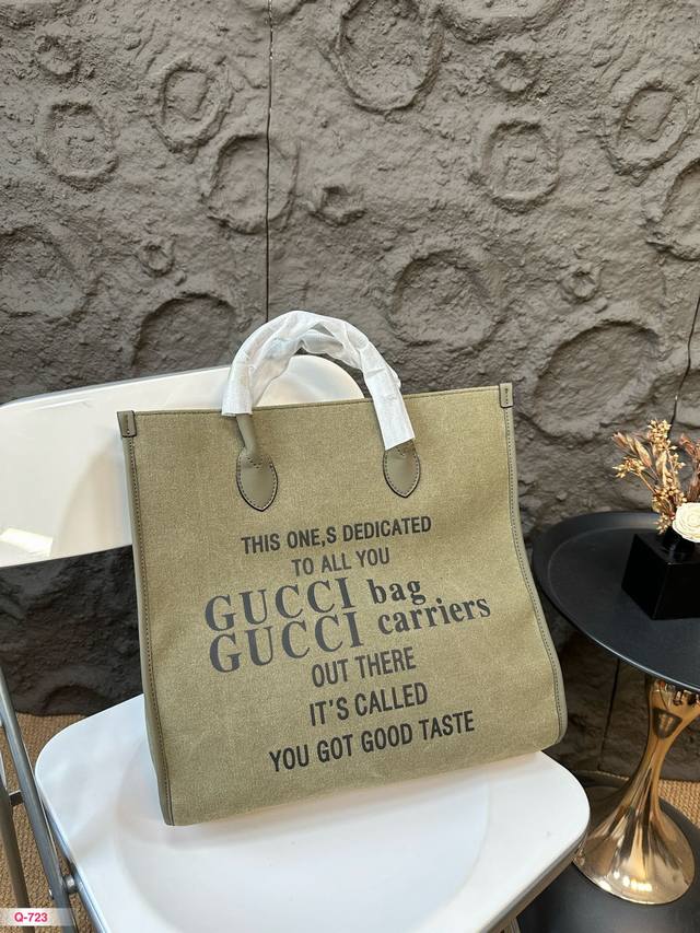 竖款 Gucci 酷奇购物袋托特包 军绿色军工风 十黑色字母印花 就是有一种街头帅酷飒的感觉 男女都可，个性又复古 尺寸35.35Cm