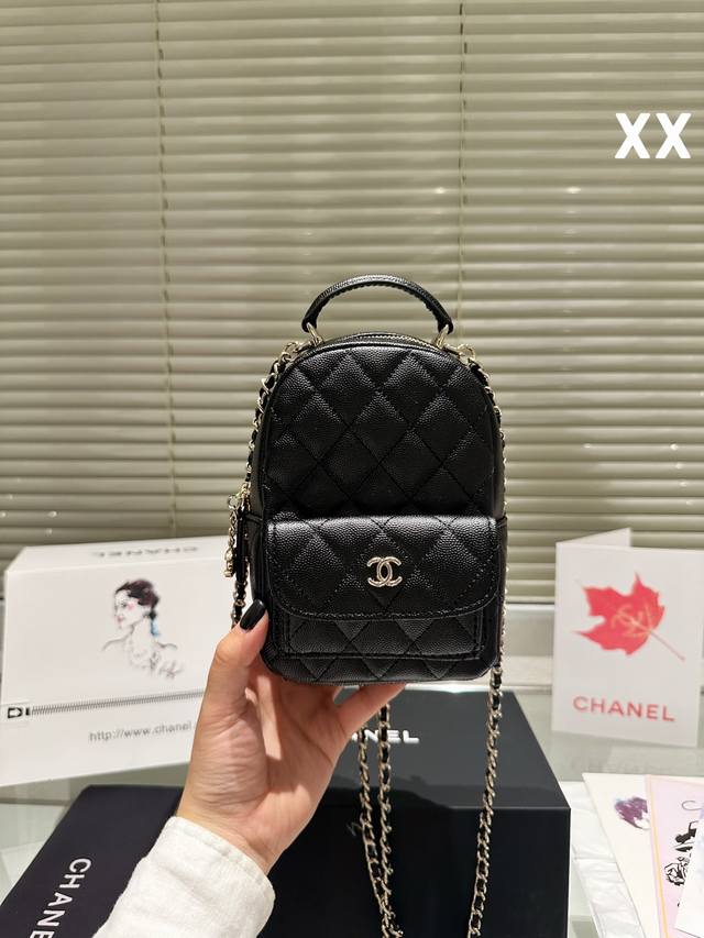 配盒 Size：13*18Cm 小香家 Chanel 24C新款双肩包 这季炒鸡可爱的小双肩 ！看着很小容量还挺大背法也有很多种非常 Nice