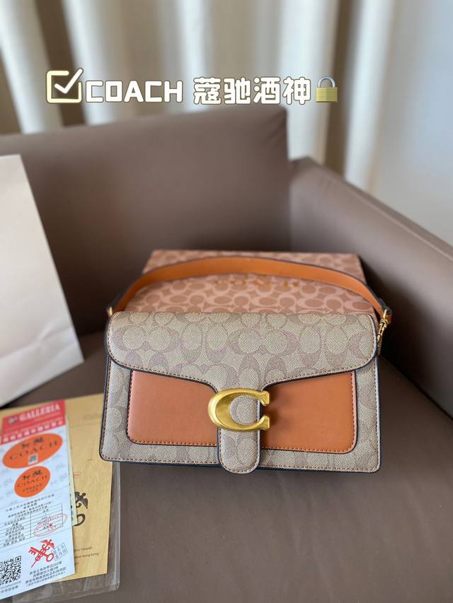 蔻驰酒神 新一代coach 的标志性包款 设计简约干净利落一点都不张扬 真的很百搭！！！完全也不用担心过时tabby成了辣妹搭配神器 尺寸26 15