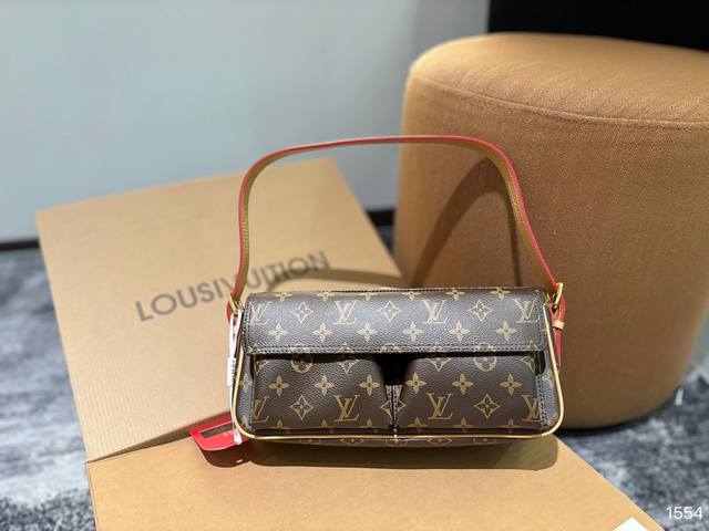 Lv中古包分享 骆驼 Lv中古包又一位当红炸子鸡来咯 一只看似中古中矩却又有点标新立异的包。 因为包身前的两个大口袋类似骆驼的驼峰，因此被称骆驼包。 可真会想象