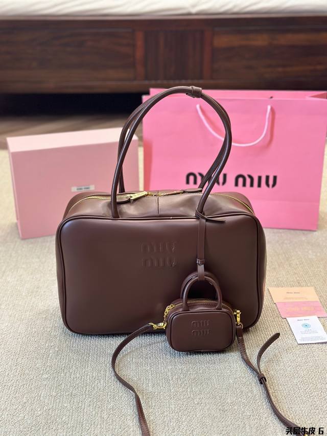 头层牛皮 大包 小包 Miumiu限定款出勤包 简单又好看 Miumiu出勤包不但颜值高，而且超级实用，笔记本电脑 还有资料放进去是完全够用的，是一款真的很实用