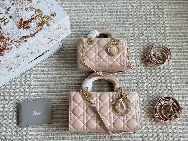 Dior Lady新品长款 羊皮粉 全套包装 迪奥全新d-Joy强势回归，大爆款的节奏心，包包自带两条肩带，多种背法，上身又美又飒，经典的菱格设计，搭配柔软的漆