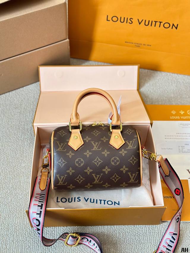 Lv Speedy 20枕头包 Lv 新款系列 City Keepal手袋,全网首发 Lv Speedy Nano 枕头包这款retiro 手袋以标志性 经典永