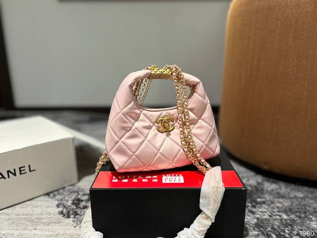 折叠礼盒包装 Chanel 香奈儿 24 新品 流苏hobo 腋下包 谁能拒绝一个能装又好看的hobo啊！ 还是羊皮黑金hobo 而且链条也很特别 虽然链条是看