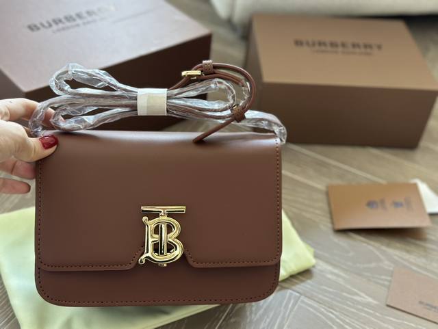 Burberry Tb黑金豆腐包 复古气质绝绝子~豆腐包型是永远经典百搭的单品，黑 金更是复古美貌。从celine Box，Celine 凯旋门， Burber