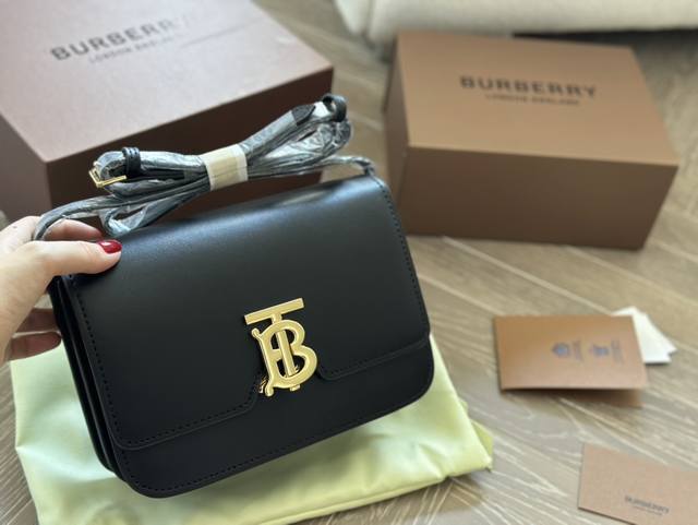 Burberry Tb黑金豆腐包 复古气质绝绝子~豆腐包型是永远经典百搭的单品，黑 金更是复古美貌。从celine Box，Celine 凯旋门， Burber