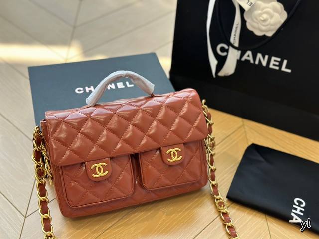 折叠盒 Chanel24A高级手工坊之邮差包 24A高级手工坊之邮差包 做旧金属 Vintage学院风 超级百搭！！！而且特别能装尺寸：24*15Cm