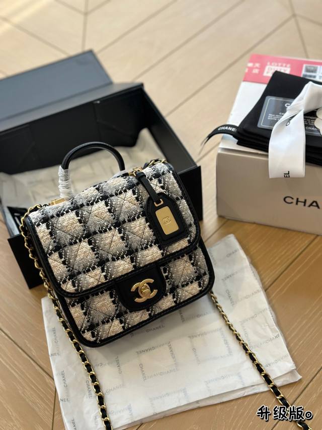 全套包装 Size：20厘米小号 小香家 邮差包22K 新一季的chanel22K 复古邮差包～ 方方正正有個小吊牌、小手柄、链条肩带！ 非常热腾腾的22K豆腐