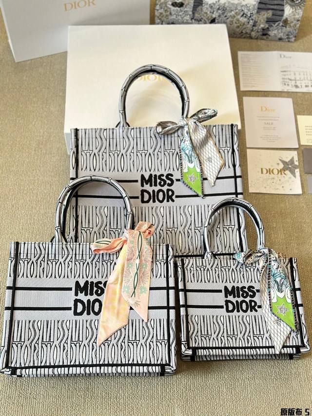 原版布 Dior 原版布提花 Dior Book Tote今年最喜欢的一款购物袋 Tote我用的次数最多的包，因为容量超级大，不管什么东西都向里面放，当然凹造型