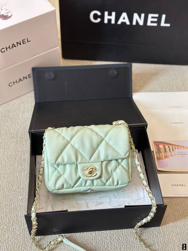 小羊皮 Chanel 香奈儿 新品 Ss24 菱格刺绣cf泡泡包 专柜走秀款 这个太美啦简直chanel肩背斜挎款 多功能包，高级重工，原版定制品质 整体效果超