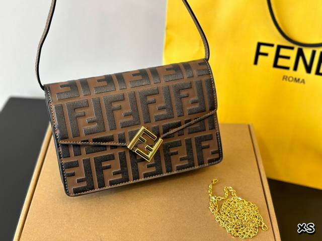 折叠盒 Fendi 春 夏新品wallet On Chain Wallet On Chain可拆卸双肩带4色可选 配有一根可调节皮革肩带，一根链条肩带 可手拿腋