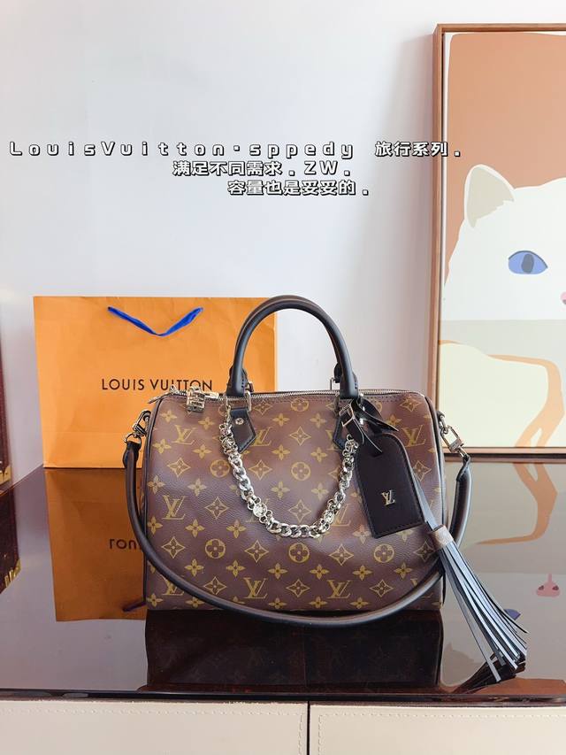 Lv X Nigo Keepall Xs 枕头包 手袋是一款理想的都市手袋。 标志性的造型与经典的 Monogram 帆布，加之多种携带方式和奢华的天然牛皮饰边