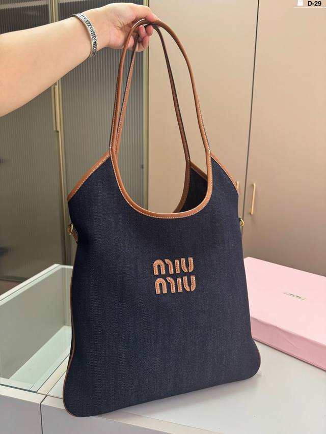 缪缪miumiu托特包 又是被 Miu Miu 的设计沉沦的一天！ 搭配很加分出差旅人必备超级能装 D-29尺寸35.3.32配盒