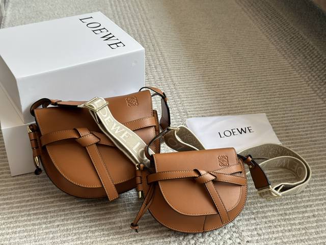 配盒 Size：24*20Cm 大 20*15Cm 小 Loewe 罗意威 新肩带很美哦！ Gate Bag马鞍包斜挎包， 感觉gate是loewe的礼物 ！