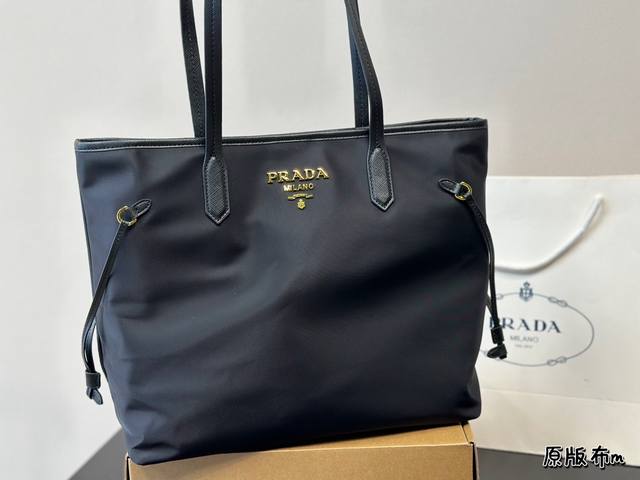 Size：42*28Cm Prada 经典购物袋！ 够大够方便！ 作为prada购物袋入门级手袋，它的的确确是一直实用且耐用的款， 轻便舒适又实用！