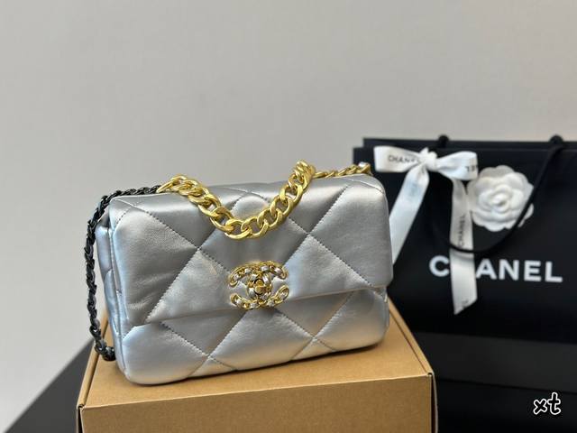 折叠盒 Chanel19 Bag 自从欧阳娜娜带货后全球断货很难买到 皮质是羊皮有点像羽绒服包包 但是19的点睛之笔是什么呢？格子放大！格子放大后脱了香奈儿小女