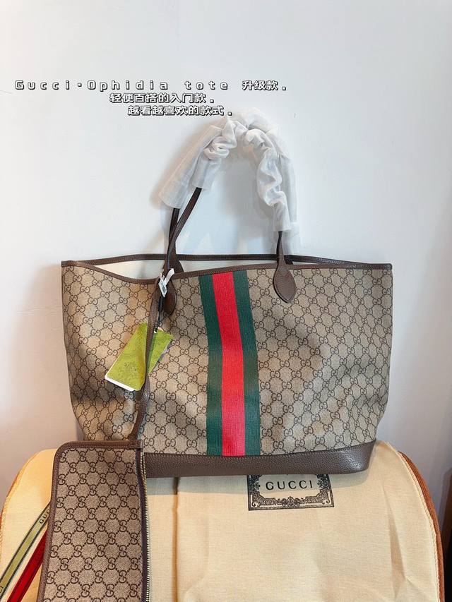 升级款 Gucci古驰exquisite饰双g 购物袋 最新款gucci枕头 市场独家新款，古奇醉新爆款，醉新元素，包现货原厂订制五金，进口牛皮搭配gg胶料.～