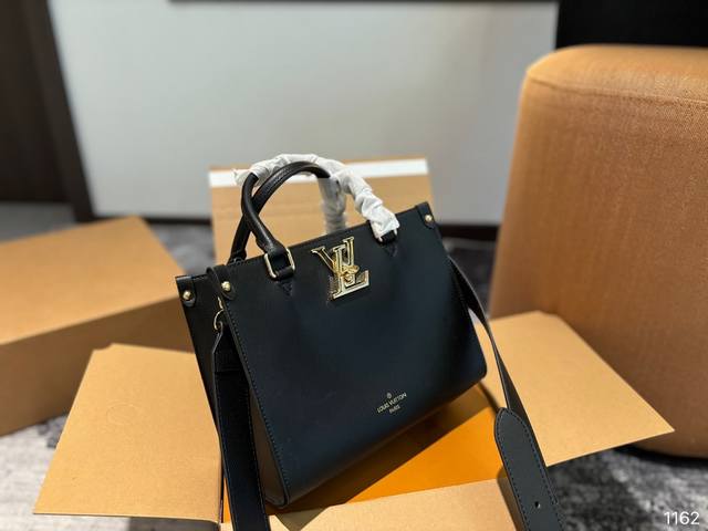 Lv 2024 Vanity Chain Pouch 手袋 包包 Vanity Chain Pouch 手袋以经典化妆箱为灵感，同样采用 Monogram 和 - 点击图像关闭