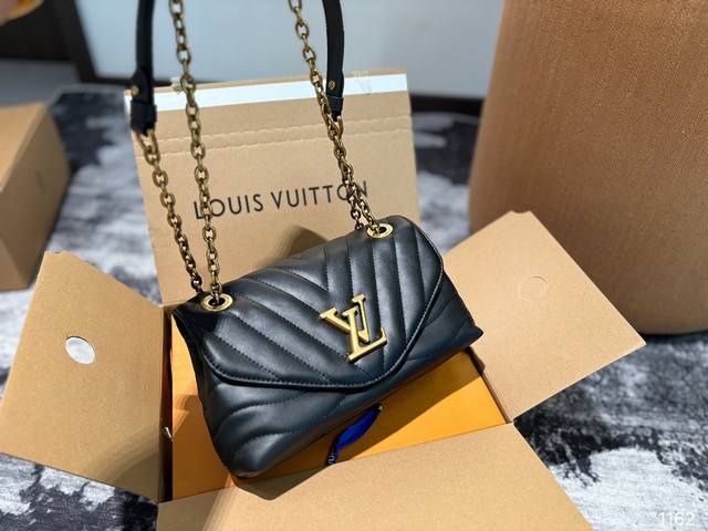 全套 Lv 2024 Vanity Chain Pouch 手袋 包包 Vanity Chain Pouch 手袋以经典化妆箱为灵感，同样采用 Monogram