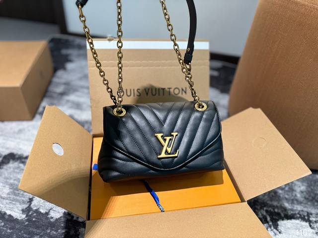 全套包装 Lv 2024 Vanity Chain Pouch 手袋 包包 Vanity Chain Pouch 手袋以经典化妆箱为灵感，同样采用 Monogr