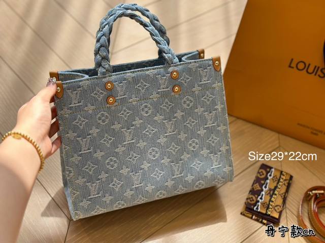 Lv24年新款牛仔丹宁 单宁系列onthego Pm小号托特包 尺寸29*22Cm