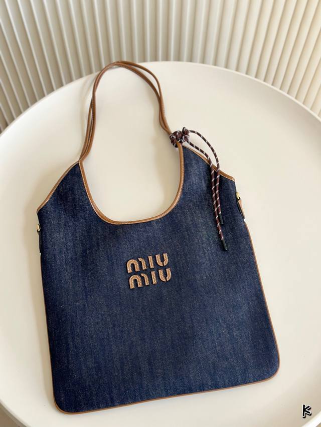 Size：35*31Cm 被miumiu征服的一天 Miuniu Tote托特包 最新秀款包包 跟上大包的节奏 随意慵懒 本季最爆 无法反驳吧了吧