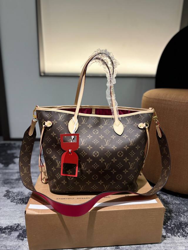 配飞机盒折叠盒子 Lv 牛皮 Neverfull 购物袋！入门级的款式哦！绝对的终身款！此物经典不言而喻！街拍和实用都是非常nb的选择！大家拿到后可以感受下，皮