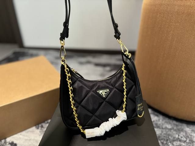 Prada Hobo Combo 三合一 今年的新款hobo Bag 原厂定制3Cm三角标牌 专注细节 认准品质 有可调节长度的 尼龙刺绣logo肩带 +链子