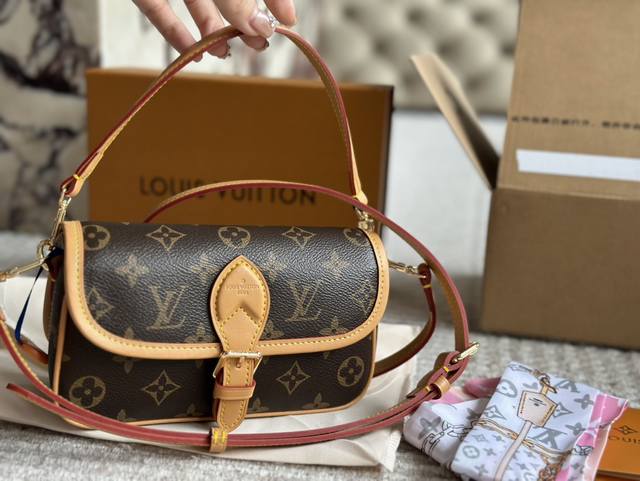 Lv 秀款法棍小号出货啦 20Cm 折叠盒包装 奢华象征，工艺精湛，时尚经典。 M83566老花 本款nano Diane为monogram帆布包身融入皮革包角