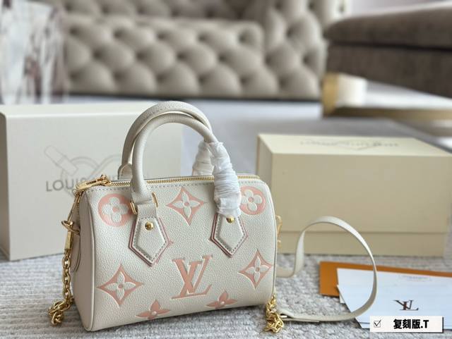 Lv 路易威登speedy 20奶蓝色枕头包斜挎老花百搭 女包m46883本款nano Speedy手袋选用monogramempreinte皮革，通过压印和印