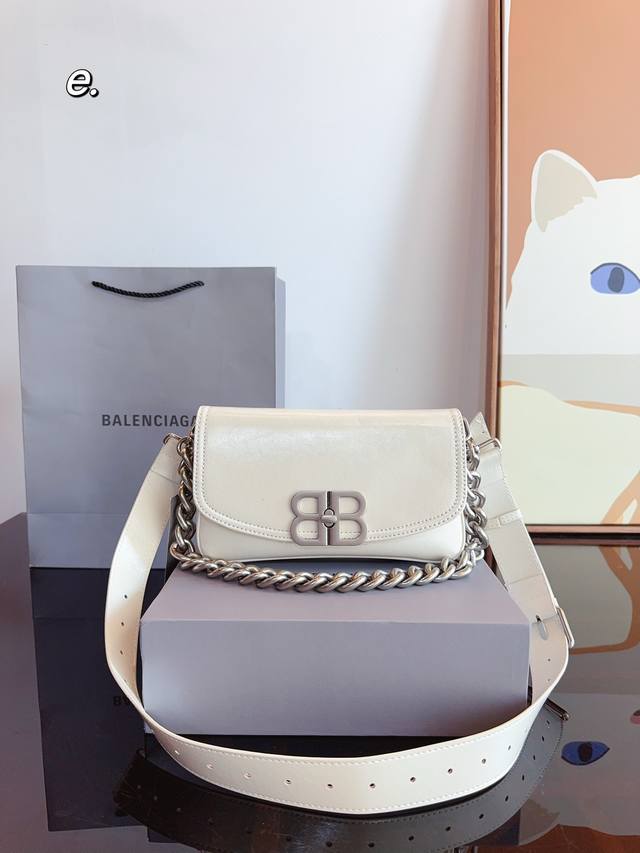 配礼盒. Balenciaga Bb Soft的秀场经典的黑银配色时尚跟优雅的结合 无论搭配什么衣服都非常合适。除去链条带来的重量它本体也非常轻，长时间背着也不