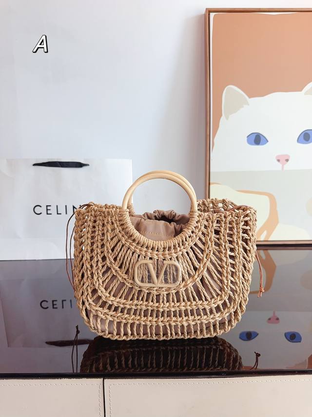 华伦天奴valentino 秋冬新品 斜挎包 新品bag。高端货绝对超高回头率！～高端时尚 采用编织面料！最好的五金配件！百搭实用～名媛们跟上脚步吧尺寸：25*