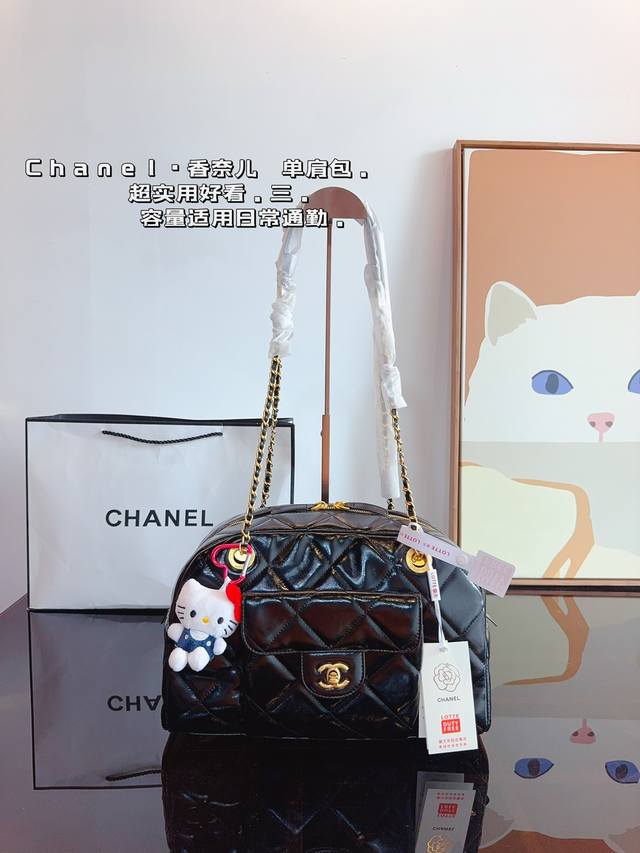 Chanel.香奈儿单肩包. 质感很高级 容量超级大也很耐用 日常出街背它回头率百分百 就是这种随性慵懒感尺寸：32*12*19Cm