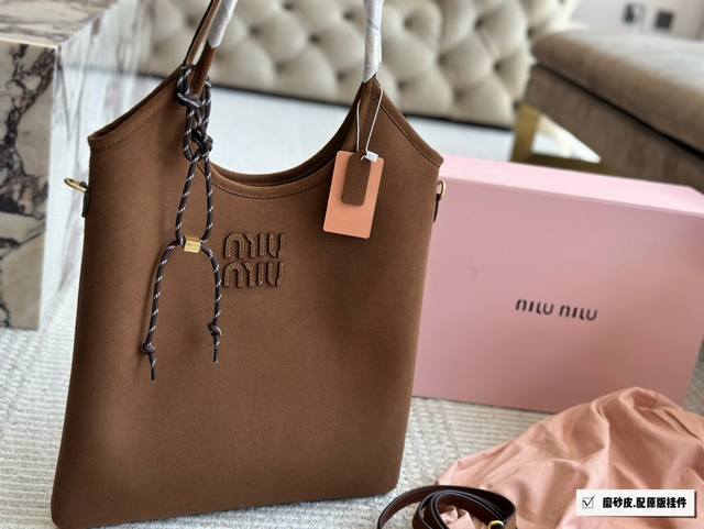 配盒 Size：35*32Cm Miumiu新款托特tote 今年的风刮的太猛了 老多爆款了！ 这款的版型也太好看了吧~ 黑色，棕色