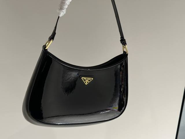 配盒 Size：27*15Cm Prad Cleo 腋下包 经典最火单品！ Prada Cleo的包底是一个坡形的弧线，设计感很足！ 线条流畅简约的腋下包cle