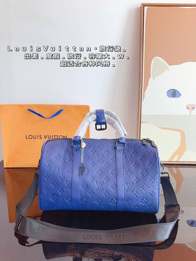 Lv X Nigo Keepall Xs 枕头包 手袋是一款理想的都市手袋。 标志性的造型与经典的 Monogram 帆布，加之多种携带方式和奢华的天然牛皮饰边